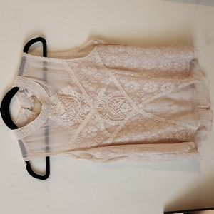 Sleeveless lace‎ blouse